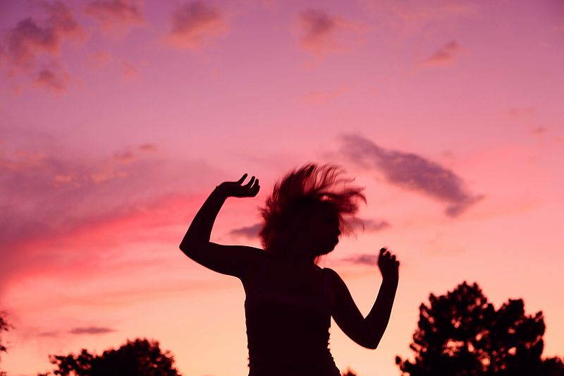 800px-Sunset_Party_Dancing_Girl_Silhouette